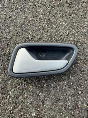 02-07 Manija de puerta interior trasera pasajero derecho Suzuki Aerio OEM Foto 1 de 4