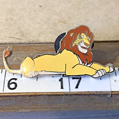 ЗНАЧОК С ЗАГАДОЧНОЙ КОРОБКОЙ SIMBA HERO VS VILLAINS Disney Lion King 2009 Laying (F) - Изображение 1 из 4