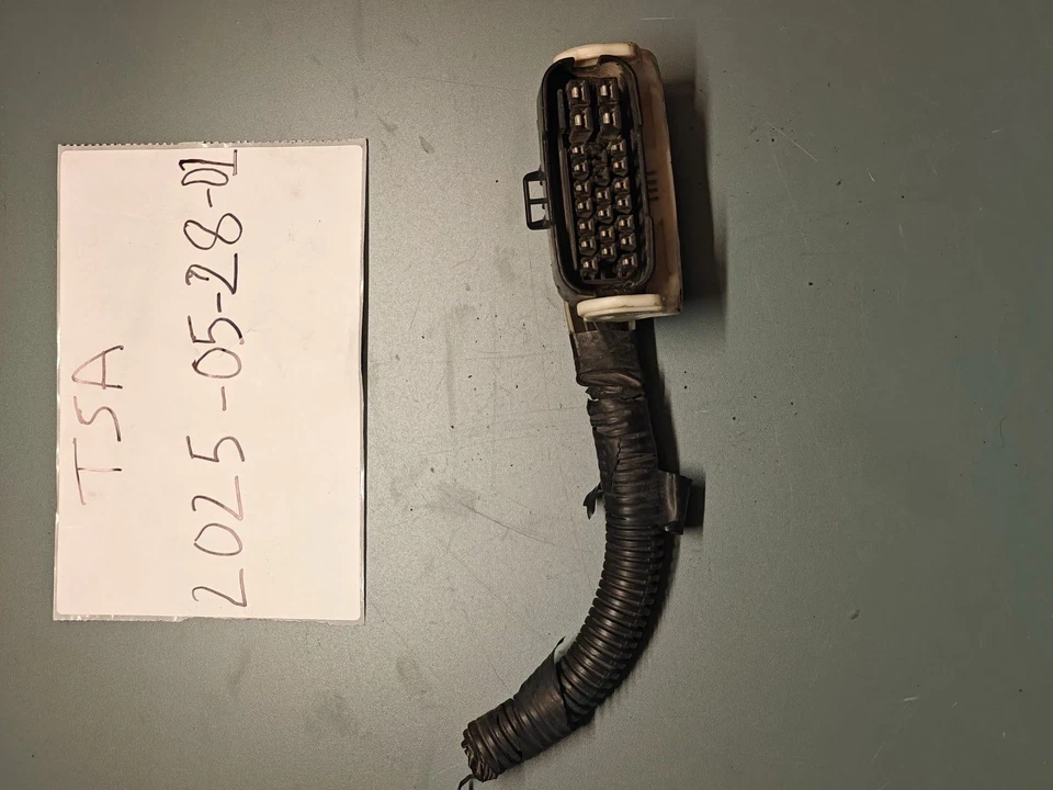 2006-2013 Lexus IS250 IS350 ISF OEM Headlight Connector Plug Front Right Side - Изображение 1 из 4