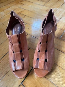 New Tan Platform Office Sandals - Few Scrapes In Storage - Size 4 - 4" heels - Picture 1 of 4