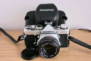 OLYMPUS OM 1 35 mm. SLR FILM CAMERA WITH ZUIKO AUTO-S F1.8 50 mm. LENS. - Foto 1 di 10
