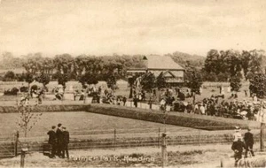 PRINTED POSTCARD OF THE BOWLING GREEN, PALMER PARK, READING, BERKSHIRE - Picture 1 of 2