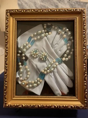 Caja de sombras con collar y pendientes guantes vintage K 6 Foto 1 de 4