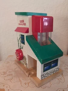 De colección 2001 Thomas and Friends Ferrocarril de Madera Sodor Grano y Alimentación Edificio - Imagen 1 de 7