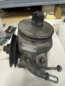 Power Steering Pump w/ Pulley Off off 1984 Mercedes Benz 300TD W123  -T2-M5 - Picture 1 of 7