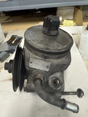 Power Steering Pump w/ Pulley Off off 1984 Mercedes Benz 300TD W123  -T2-M5 - Image 1 of 4