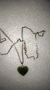 "Colgante vintage en forma de corazón de jade verde de 1"" piedra lisa natural cadena de 12 k años 60"  - Imagen 1 de 16