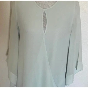 Blusa pequeña Vince Camuto manga aleteada 3/4 verde menta - Imagen 1 de 3