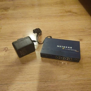 NetGear FE104 Fast Ethernet Unmanaged Switch Blue 4x LAN Ports 100-Mbps Compact - Picture 1 of 2