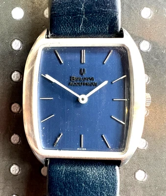 De colección Accutron Bulova 218 todo acero mercado italiano azul denim necesita TLC como está Foto 1 de 4