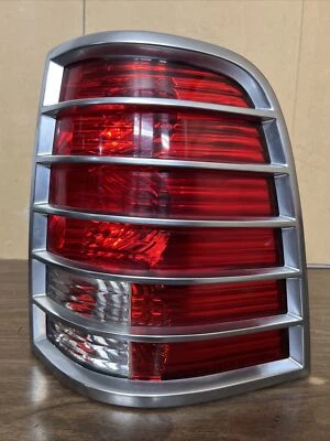 2002 2003 2004 2005 MERCURY MOUNTAINEER PASSENGER/RIGHT SIDE TAIL LIGHT OEM - Image 1 of 4