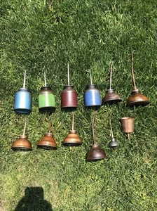 MENGE 11 Vintage bunte Öldosen Daumenpumpe Größen + Coleman Öltrichter - Bild 1 von 24