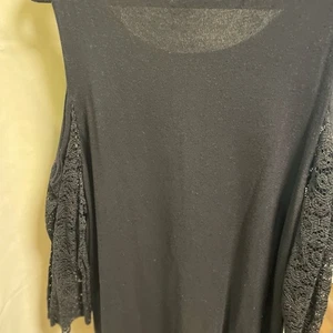 Top Roz & Ali nero spalle fredde con maniche in pizzo - Foto 1 di 9