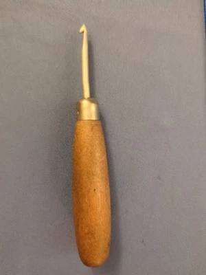 Vintage   Rug Hooking Tool, Wood Handle in great Condition! - Image 1 of 4