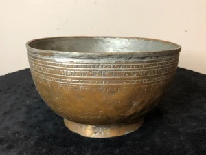 Antiguo cuenco antiguo/vintage de Oriente Medio estañado de cobre grabado con patas, marcado - Imagen 1 de 8