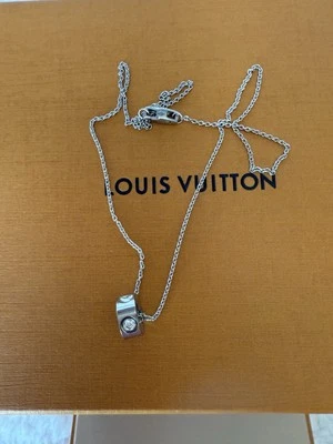 Auténtico collar con monograma Luois Vuitton de diamantes de oro blanco de 18 quilates 7,5 gramos Foto 1 de 4