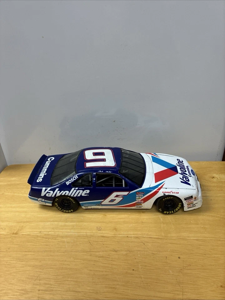 Mark Martin #6 1996 Valvoline Ford Thunderbird  1/18 Scale RCCA Car Pre-Owned - Image 1 of 4