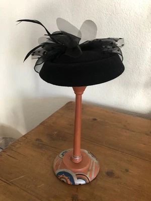 Mujeres Fascinador Sombrero 20s 50s Pluma Pastillero Sombrero Boda Tés Fiesta Malla Velo Foto 1 de 4