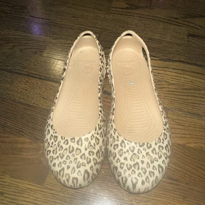 Crocs Kadee Damen-Ballerinas Leopardenmuster Tiermotiv bequem Größe 8 - Bild 1 von 14