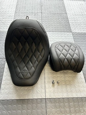 Mustang Wide Tripper Diamond Solo Seat 2018-2023 Harley Softail Fat Bob FXFB   Foto 1 de 4