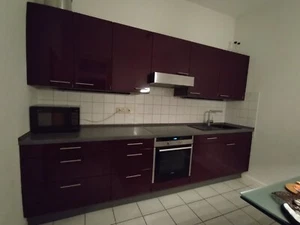 Schöne Wellmann Einbauküche Hochglanz Aubergine, B 310 cm, inkl. Elektrogeräte - Bild 1 von 11