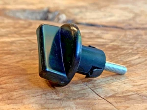 Nuevo de Lote Antiguo Motosierra Dolmar OEM 116 119 Filtro de Aire Cubierta Superior Pulgar Tornillo - ENVÍO GRATUITO - Imagen 1 de 4