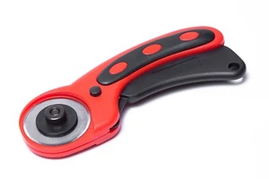 45mm Rotary Cutter Quilters Sewing Quilting Fabric Cut + 20 Rotary Cutter Blades - Picture 1 of 2
