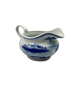 Brocca cinese vintage bianca e blu per salsa/crema/latte/salsa, paesaggio, case - Foto 1 di 23