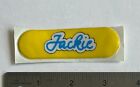Vintage - Jackie - Jaune années 1980 autocollant nom gonflé (veuillez lire desc.) 3" x7/8"