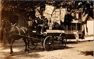 PORTSMOUTH, NUEVO HAMPSHIRE - VENDEDORES DE BANDERAS - DIBUJADO POR CABALLOS - POSTAL FOTO REAL - Imagen 1 de 2