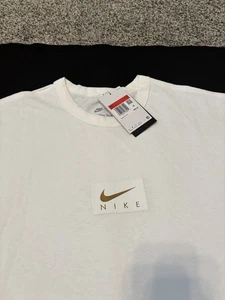 NIKE ESSENTIAL SPORTSWEAR M90 TEE NEUTRAL WHITE/GOLD (FZ7970-100) LARGE - Bild 1 von 6