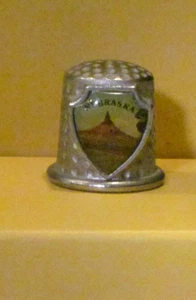 Vintage Nebraska Schornstein Felsen Souvenir Zinn Fingerhut - Bild 1 von 6