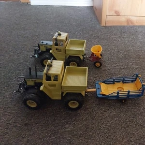 Siku 1:32 2x MB Trac 800 mit Doppelreifen und Anhänger - Bild 1 von 12