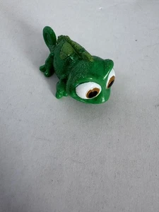 Figura Enredada Lagarto Camaleón Brillante Verde Pascal Disney Juguete PVC 1" Alto 2" - Imagen 1 de 6