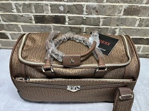 GUESS KINNEY TRAVEL DUFFLE ROLLING WHEELED BAG COCOA LOGO TRAVEL LUGGAGE NEW - Bild 1 von 10
