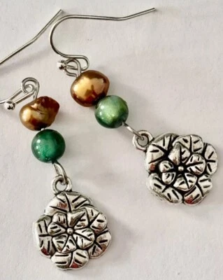 Pendientes de flor de hibisco de vidrio verde, perlas de cobre y plata. Hawaii. Tropical Foto 1 de 3