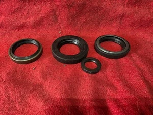 Multiple Land Rover Seals. #FTC-0840/ #IN53298/ #IN53275/ #900187C. (2612A) - Picture 1 of 5
