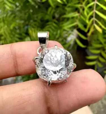 Colgante de piedras preciosas de corte redondo de zafiro blanco natural de Ceilán de 35 quilates con certificación AGL Foto 1 de 4