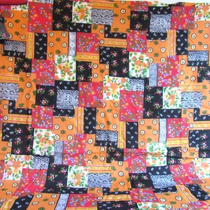 Trapunta vintage anni 70 tessuto patchwork 5 iarde imbroglione cotone arancio nero fiori - Foto 1 di 10