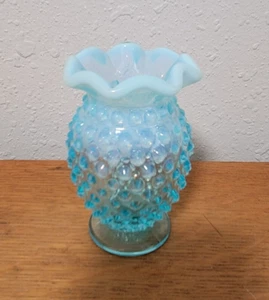 "Florero vintage de vidrio opalescente Fenton de 3,5"" con borde con volantes" - Imagen 1 de 5