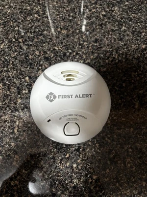 Alarma de humo de ionización First Alert 0827B 10 años con batería de litio sellada Foto 1 de 2