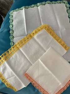 THREE VINTAGE LADIES HANDKERCHIEFS~ WHITE COTTON ~ COLOURED HAND WORKED LACE - Picture 1 of 2