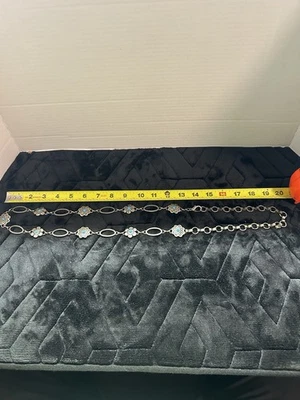 Este es un cinturón de concho, con conchos en forma floral con piedras turquesa Foto 1 de 4