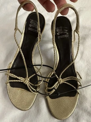 Sandalias/tacones Burberry dorados con tiras talla 40 Foto 1 de 4