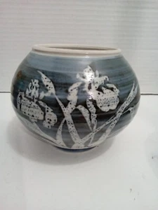 Hand Painted Floral Ceramic pot/VASE Handmade Art Pottery Signed By Artist 1990s - Bild 1 von 8