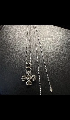 collar colgante cruz estilo corazones cromados Foto 1 de 3