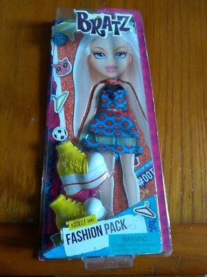2015 Bratz Fashion Pack-Kisses XOXO with snap on shoes - Image 1 of 4