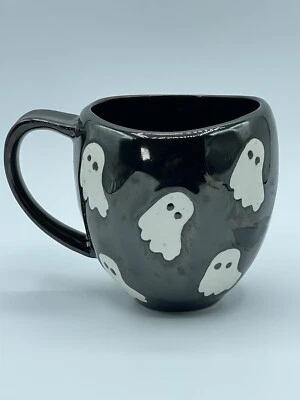 "Taza de gres Anthropologie Halloween Ghost Vísperas 20 oz negra/blanca 4""H nueva" Foto 1 de 4