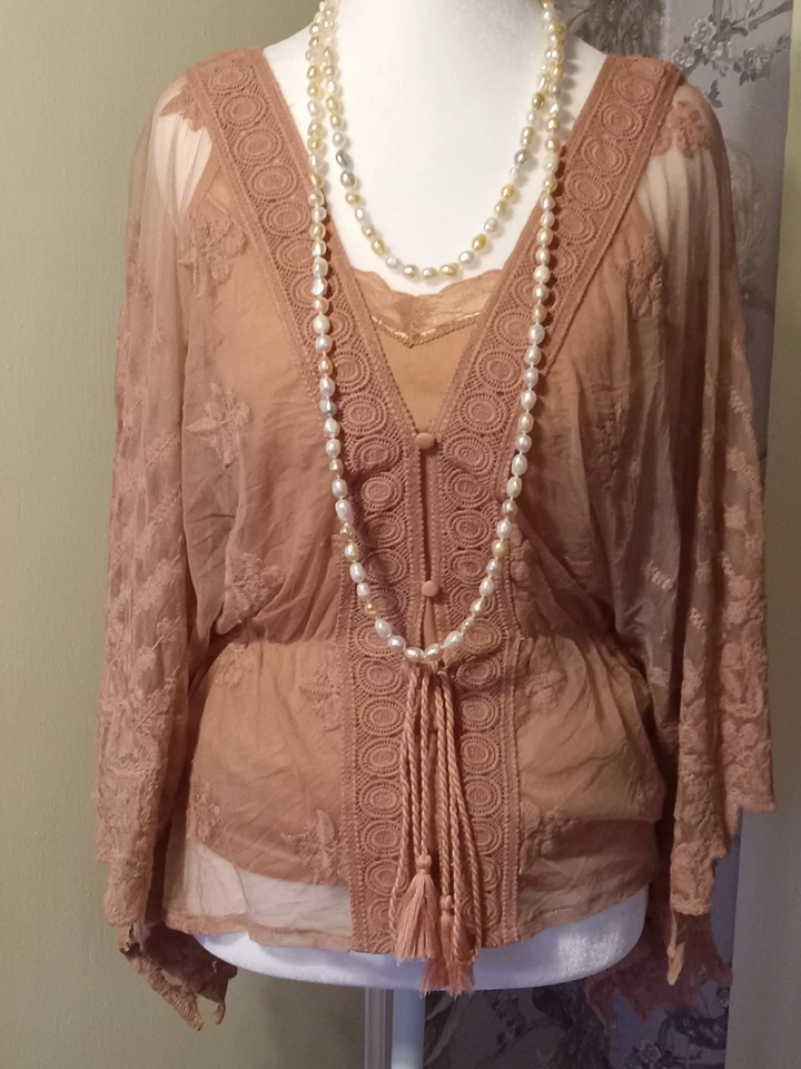 Top de ala de murciélago bordado de encaje bohemio Foto 1 de 4