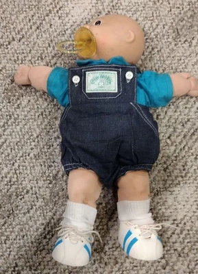 1978 1982 Cabbage Patch Kid Boneca Menino Careca Olhos Azuis Chupeta Macacão Denim - Imagem 1 de 4